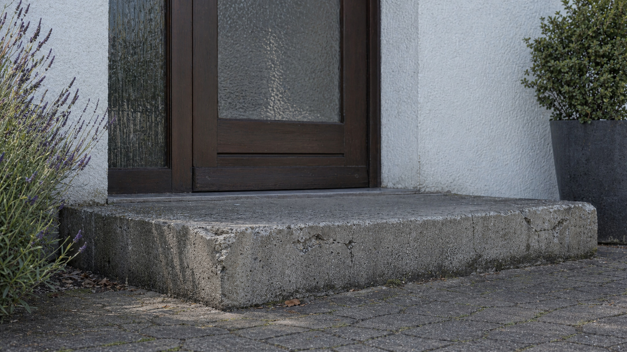 20260424_Innostone_Website_Image_Reframe_1-_1_ Beschädigte Podeste und Treppen Einfamilienhaus